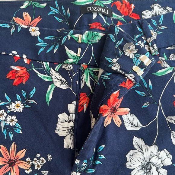 Roz & Ali ♥️ Stretch Floral Pants - Picture 2 of 5
